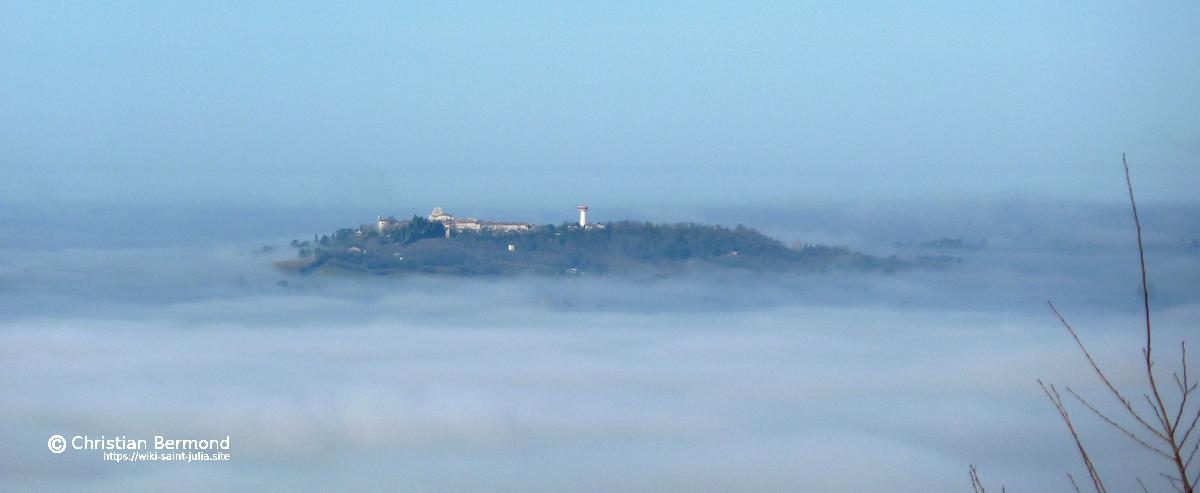 Saint Julia au dessus de la brume