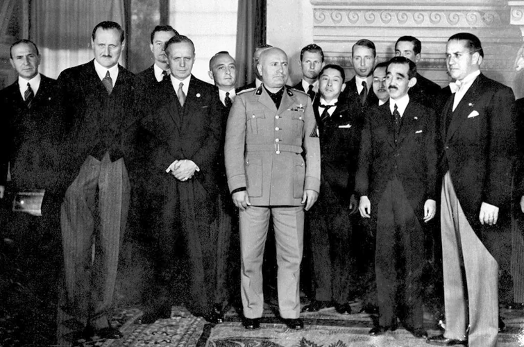 1936 - Mussolini signe un pacte d'alliance avec les ambassadeurs Nazi et Japonnais, Von Ribbentrop, à sa droite, et Hotta, à sa gauche