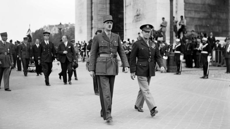 Le général De Gaulle sur les Champs-Elysées avec le général américain Eisenhower.