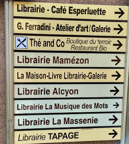 Montolieu, le village des 15 librairies.