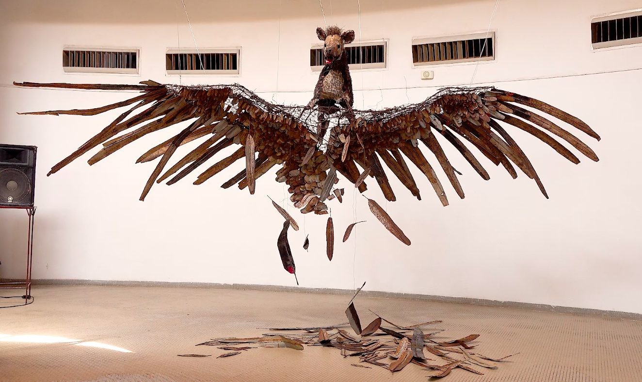 grandes ailes de vautours faites de métal, semblables à celles de son œuvre Chimère, qui lui a valu le premier prix du jury à la Biennale internationale de sculpture de Ouagadougou (Biso) en 2021