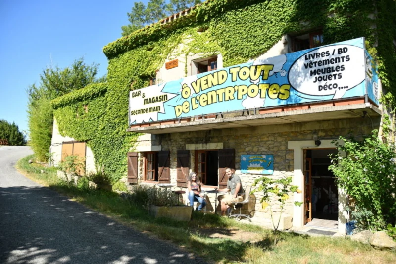 Pascale Petit et Valentin Bartoli ont ouvert On vend tout, au 50 rue de l'Ermitage à Saint-Félix