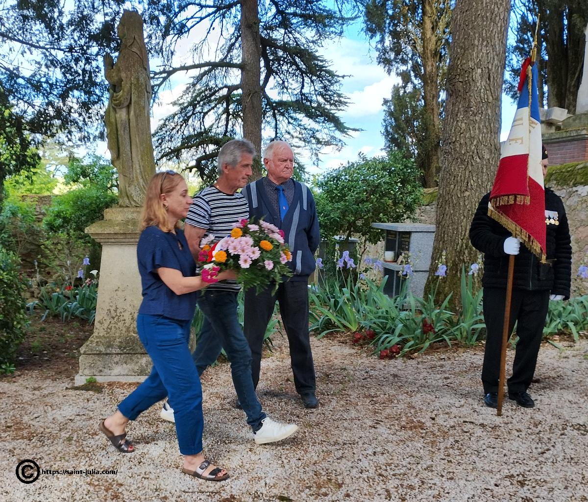Rosemary Besson et Serge Rouquet déposent une gerbe