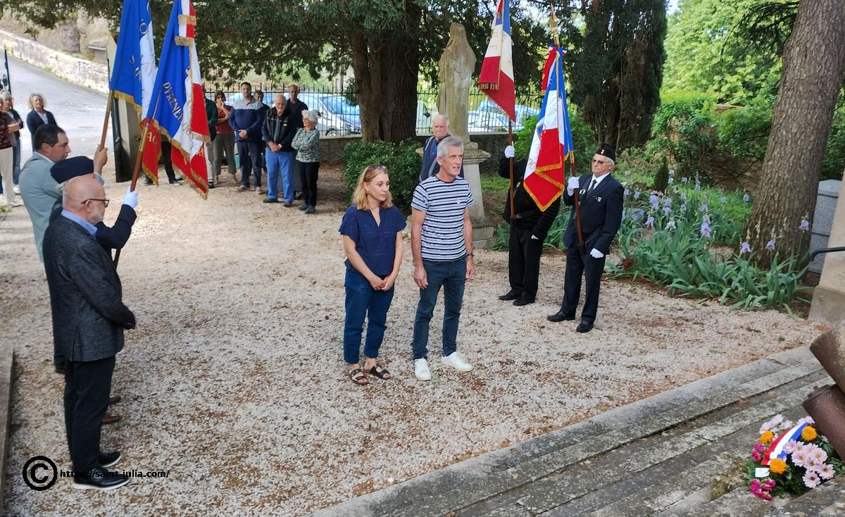 Receuil devant la gerbe qui vient d'être déposée