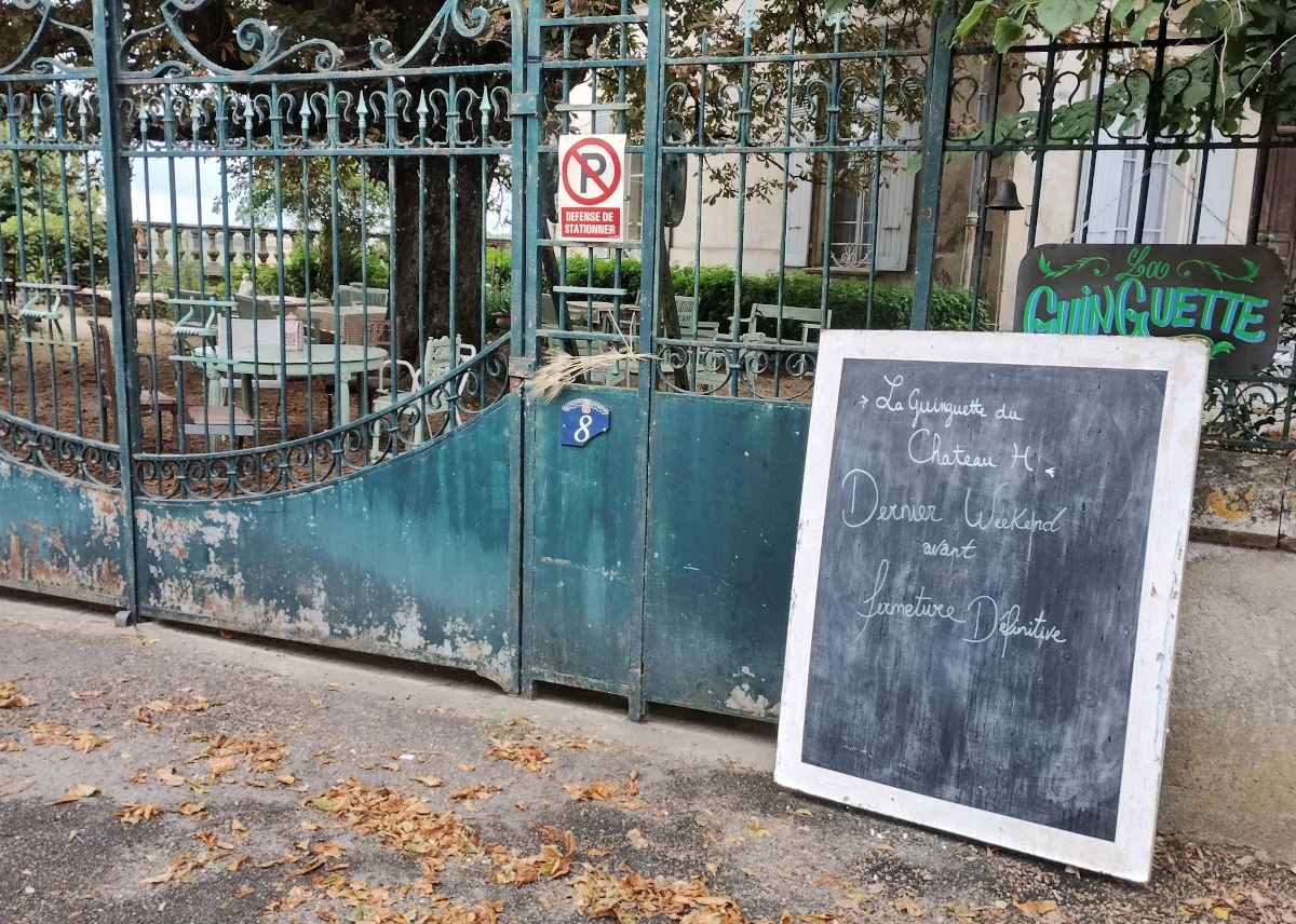 La guinguette va fermer selon cette affiche, posée devant l'entrée du château H, le 7 juillet 2025