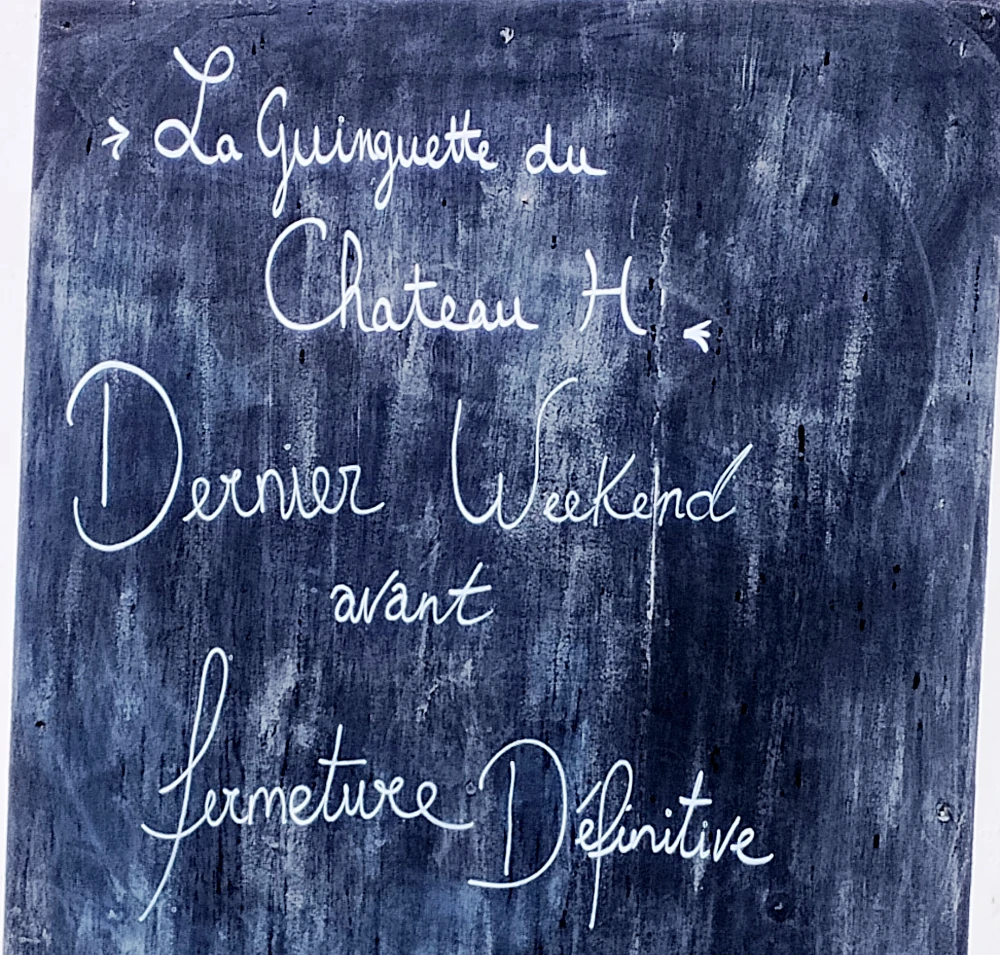 La guinguette va fermer selon cette affiche, posée devant l'entrée du château H, le 7 juillet 2025
