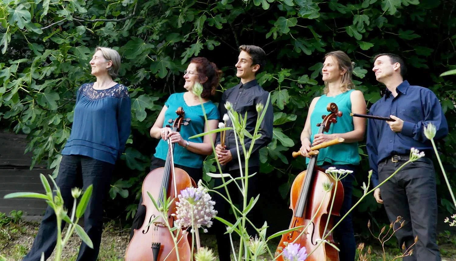 Le groupe La Sestina, le dimanche 4 juillet 2021 au Château de Lamotte-Bardigues. L'ensemble La Sestina, cinq musiciens et chanteurs menés par Régis Singlit, nous offre un voyage à travers le temps pour découvrir ou redécouvrir la musique ancienne et ses mélodies de violoncelle, de flûte, de cornet à bouquin, sur des airs de Rameau, Purcell, Dowland.