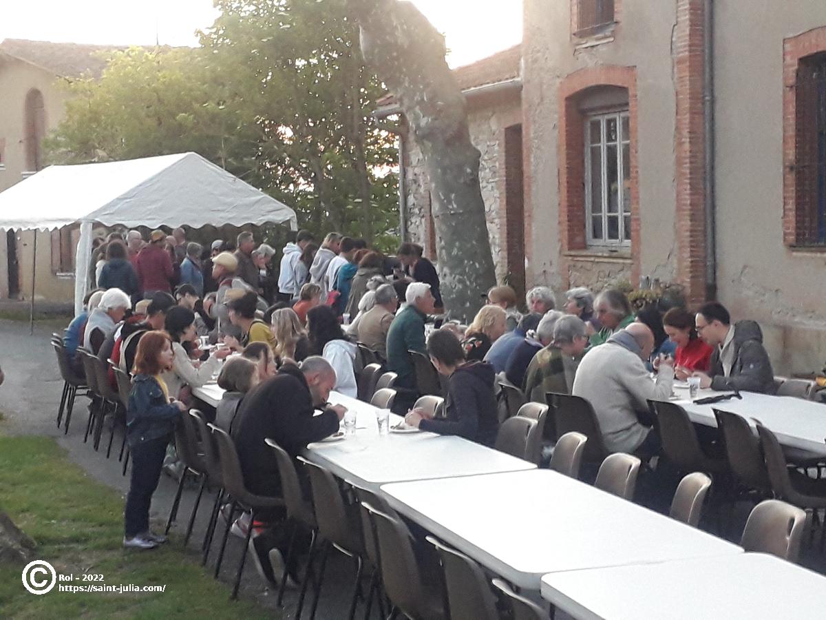 Repas géant au bord de la mare