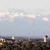 Saint Julia devant les Pyrénées après la pluie