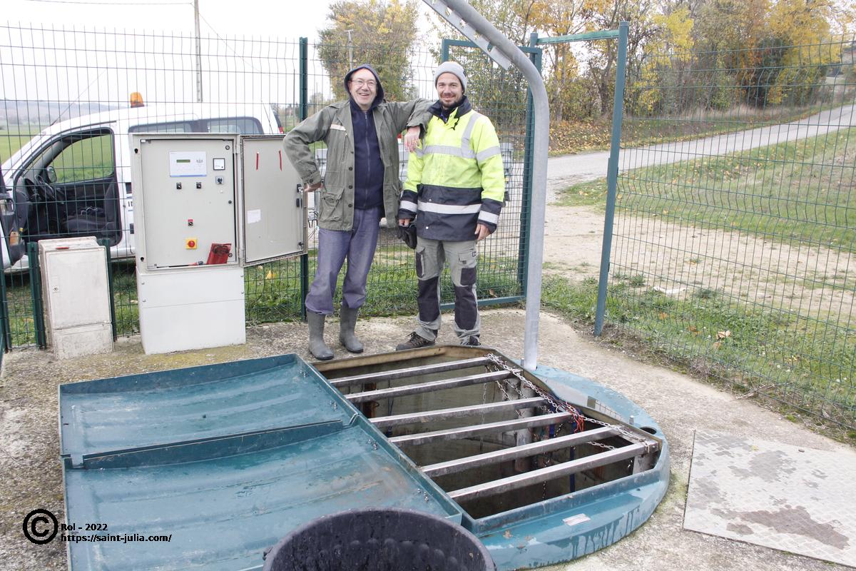 Charles vient observer la station de pompage ouverte par Cyril