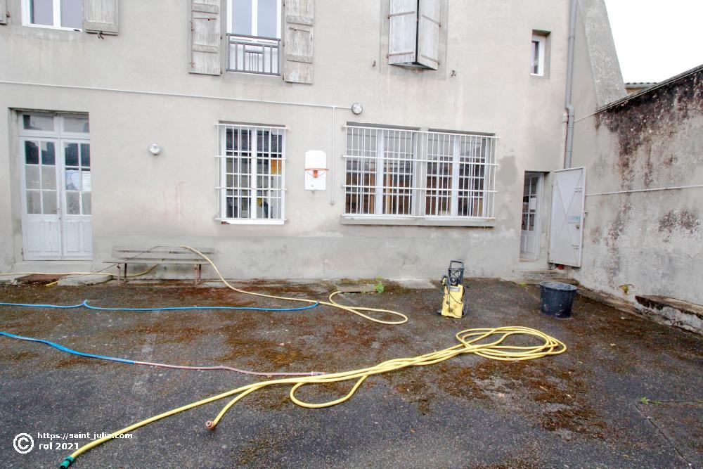 je voudrais vous dire que j'ai vu, au week end dernier, de mes fenêtres, René et Christian arroser les murs de la cour, je les ai admirés se faire aussi arroser !!! Le résultat est remarquable ! Mais je vois aussi, au-dessus de ces murs, des à plats, de 70 ou 80 cm de large, qui reçoivent la pluie, eux d'abord ! Et comme ils sont plats, ils gardent cette eau, forment des paquets de mousse, des taches noires, et bien sûr, à la pluie suivante, l'eau salie re-coule le long des murs, et les re-noircit... je ne sais si je me suis bien expliquée, si vous avez pu me comprendre, le mieux est que vous veniez vérifier... Il faudrait des racloirs, avec de longs manches, avec une GRANDE échelle ou échelle double (pour pratiquer de la cour), ou bien escalader... de ma fenêtre... Y a-t-il des cascadeurs dans la salle???? (:-))). Bonne soirée, bon week end de Pentecôte ! Andrée