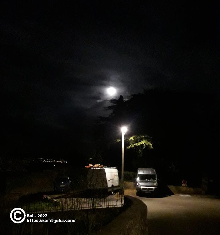 Les lampadaires gênent l'observation de la lune