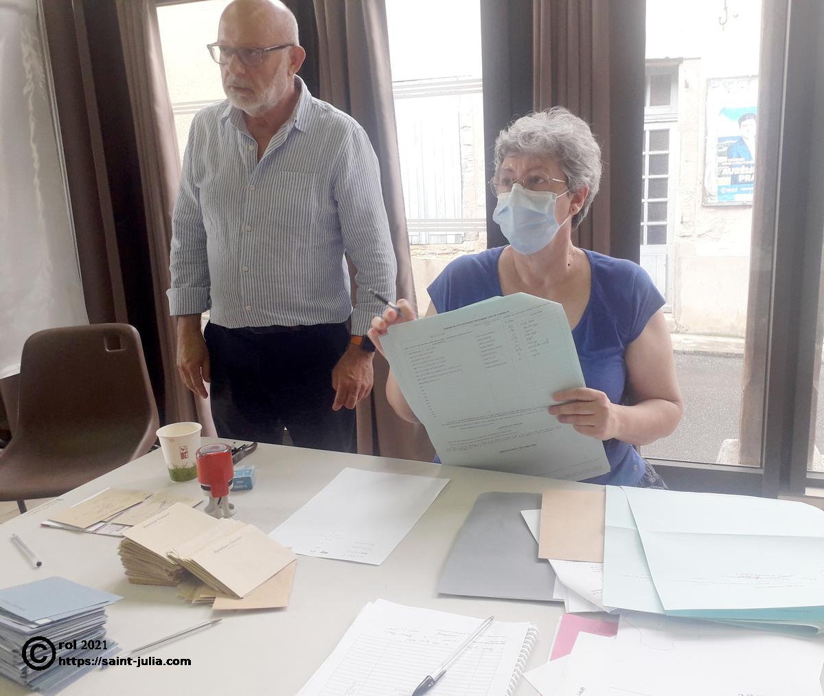 Christine est arrivée pour inscrire les résultats dans le "système". Christian, le maire, et Christine vont valider les résultats apparus sous nos yeux