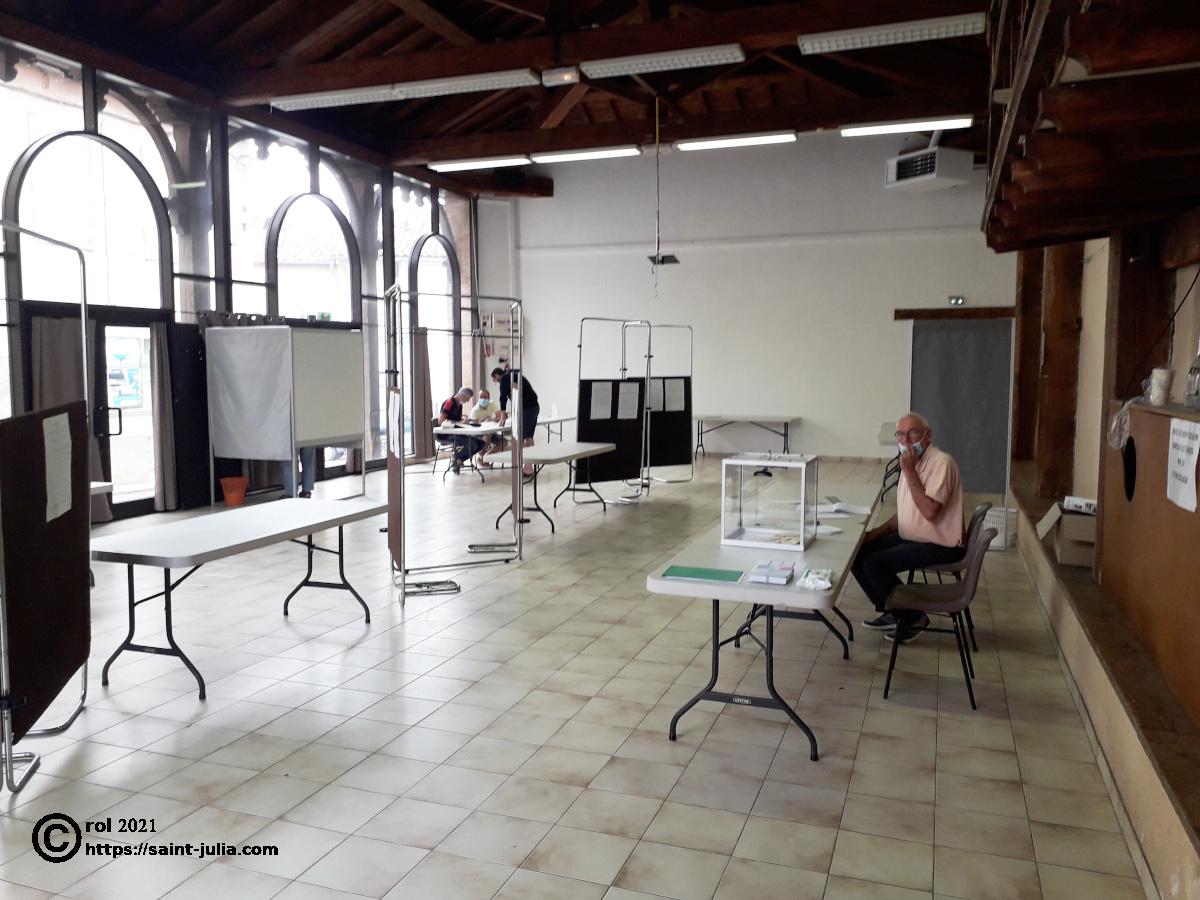Avec 1 bureau de vote pour 300 votants, on ne s'attend pas à trop d'affluence, mais avec 50% d'abstention, le bureau est plutôt désert.
