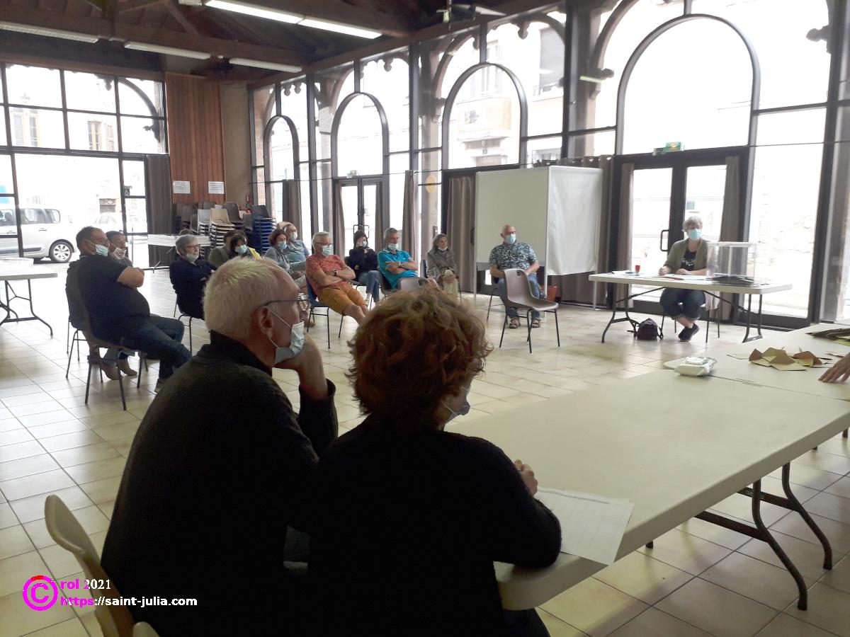 Le dépouillement des bulletins des bulletins, revêt un coté festif à Saint Julia, car elle rassemble une bonne partie des habitants.