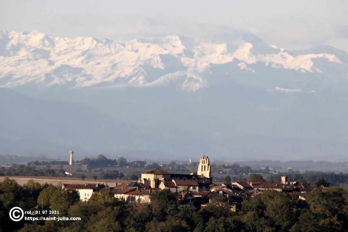 En hivers, ou lors de conditions météorologiques particulières, on peut voir la chaine des pyrénnées depuis Saint Julia. Cette photo a été prise, avec un téléobjectif (500mm), depuis Mongey, au pied du chateau d'eau, en octobre 2020